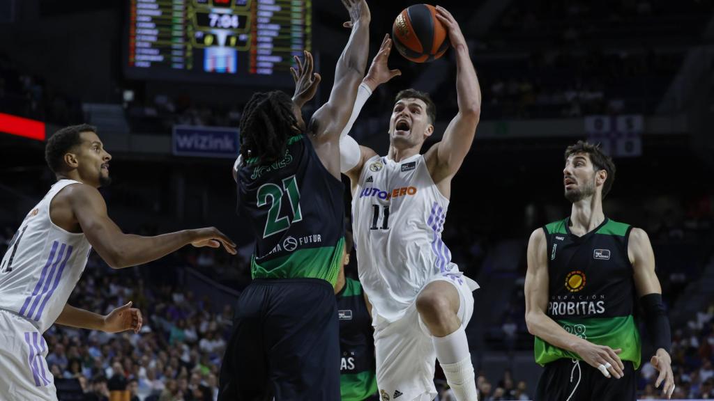 Mario Hezonja penetra tras dejar atrás a la defensa de Joventut