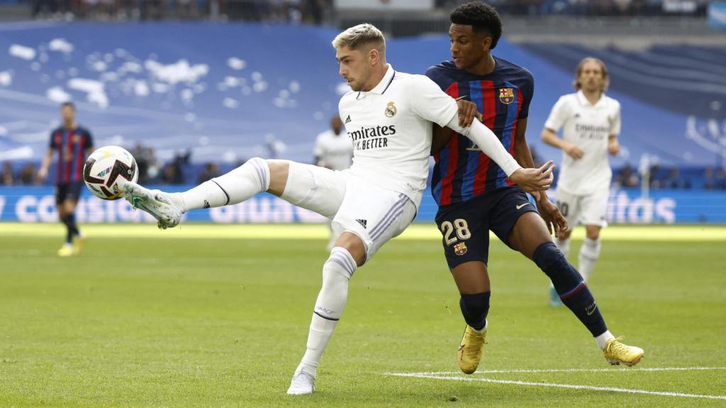 Fede Valverde y Balde pelean por un balón en El Clásico