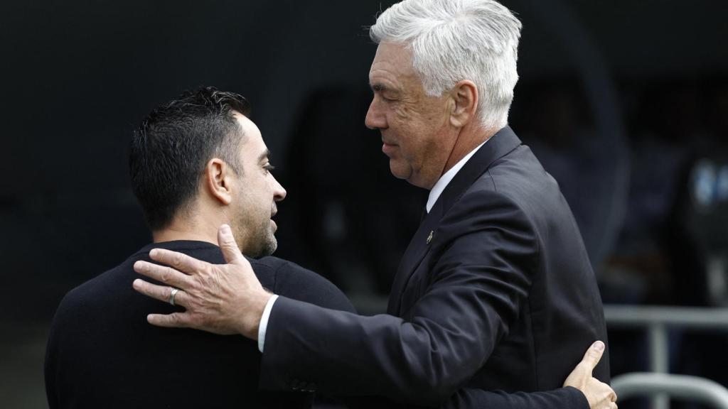 Xavi Hernández y Carlo Ancelotti se saludan antes de El Clásico en el Santiago Bernabéu