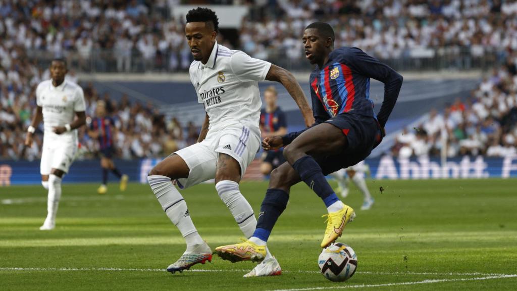 Militao le aguanta la presión a Dembélé en una carrera en El Clásico