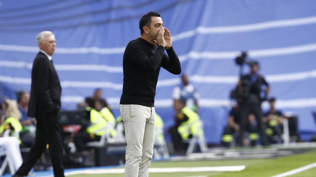 Xavi Hernández da indicaciones desde la banda en El Clásico del Santiago Bernabéu