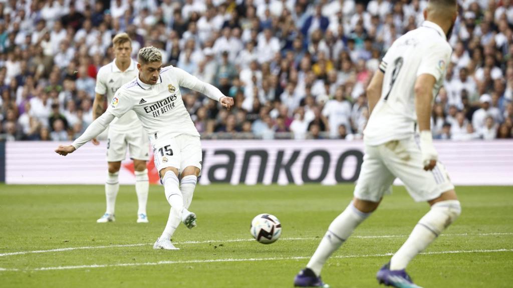 Fede Valverde en el momento de su gol frente al Barça en el Santiago Bernabéu