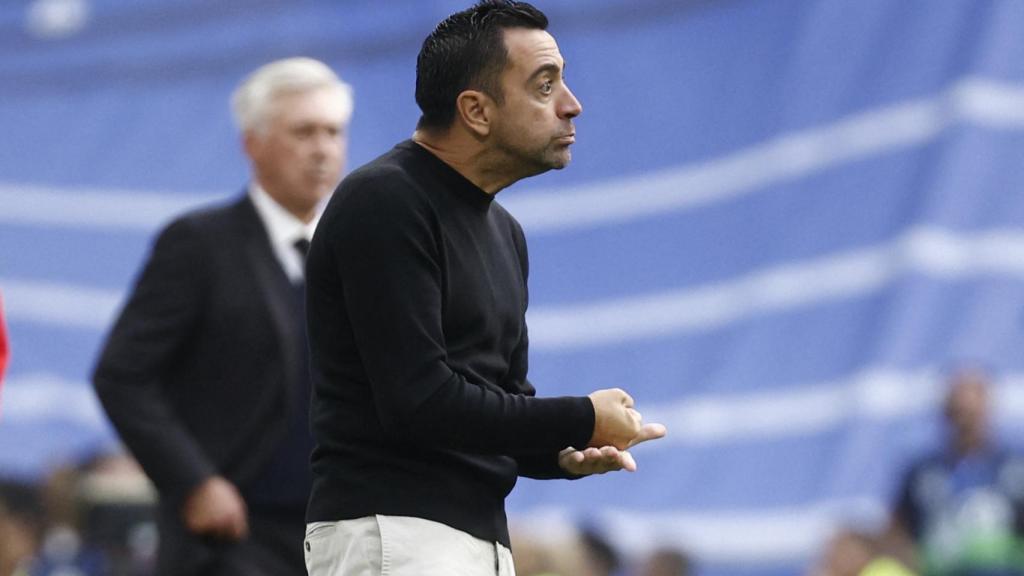 Xavi Hernández, irritado en la banda del Santiago Bernabéu