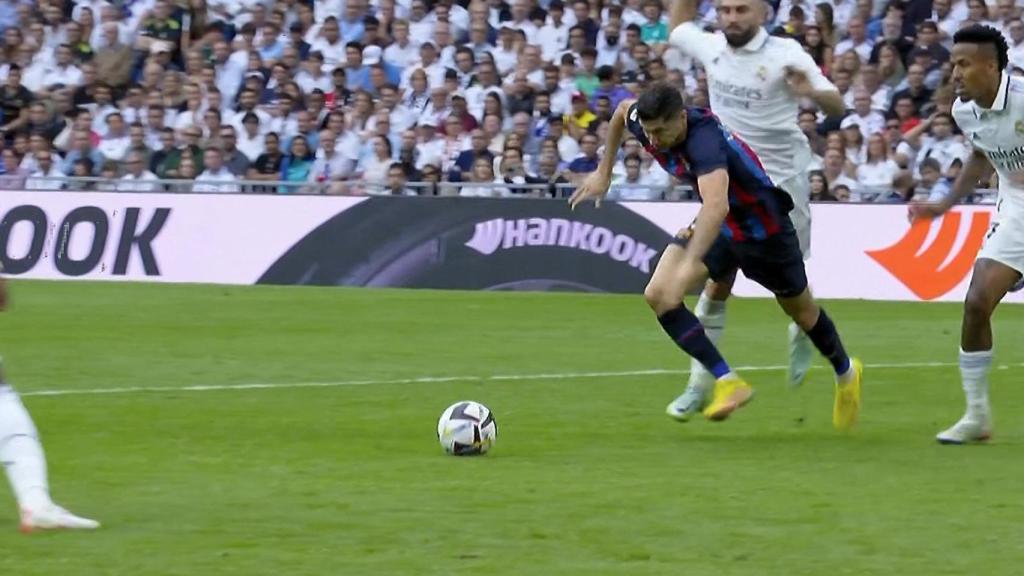 Lewandowski pide penalti de Carvajal