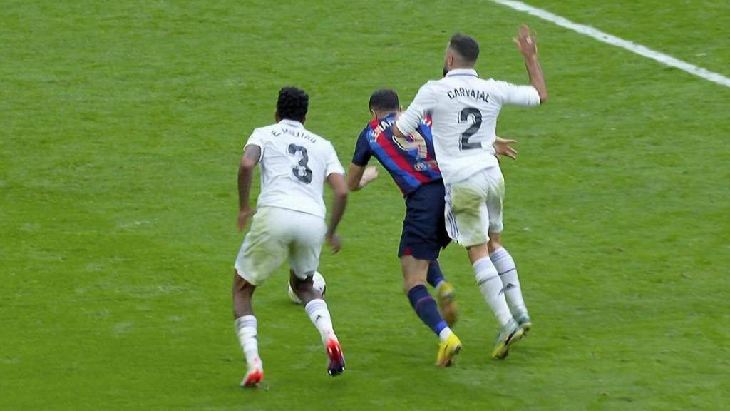 Lewandowski pide penalti de Carvajal