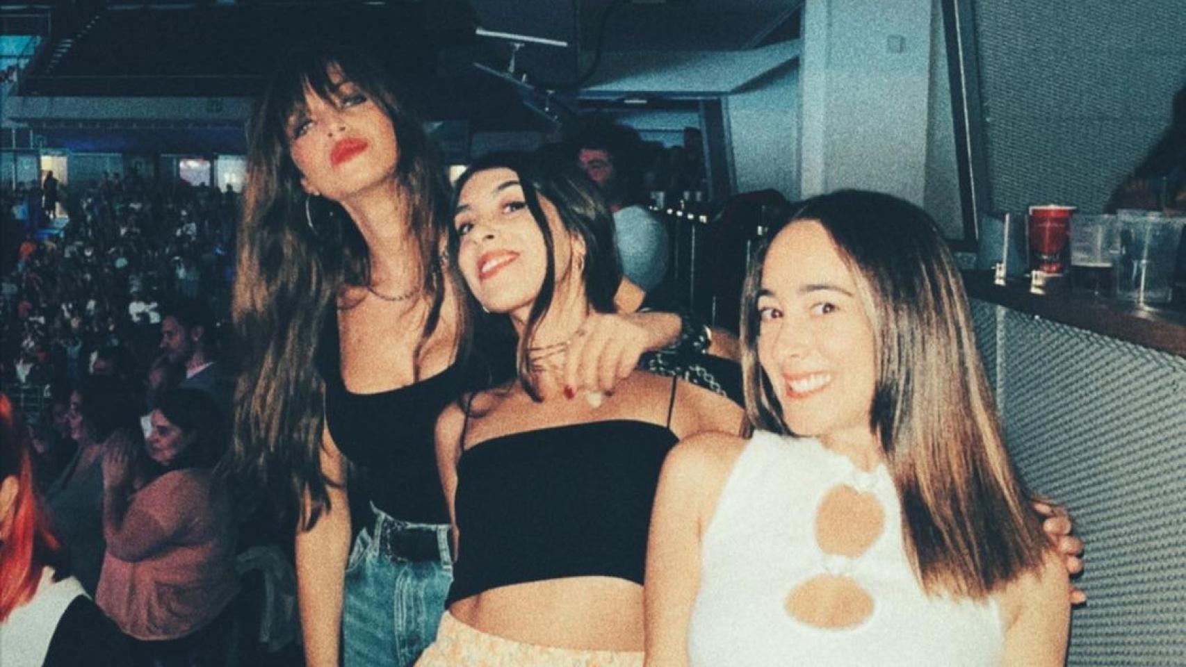 Imágenes del día: la maravillosa casualidad vivida por Sara Carbonero durante un concierto con amigas