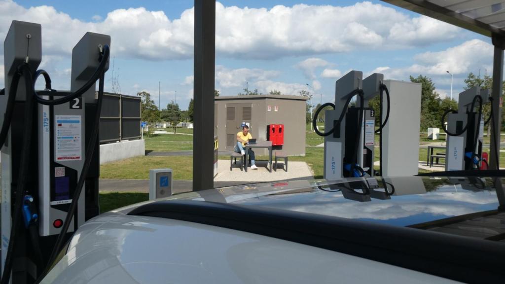 Alexander aprovechaba las recargas para descansar o reunirse con sus compañeros.