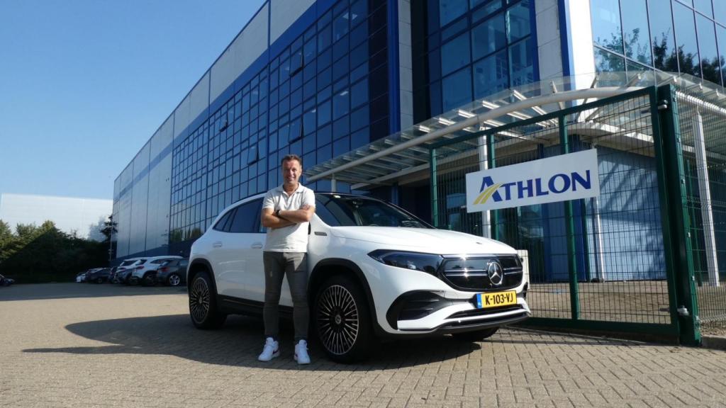 Alexander en una de las sedes de la empresa Athlon.