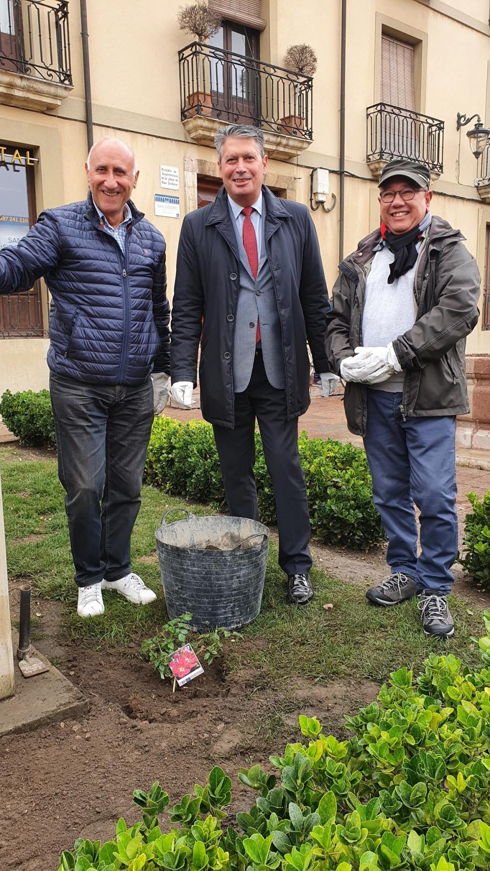 Norman Sinclair, a la derecha, junto a representantes del Ayuntamiento de León