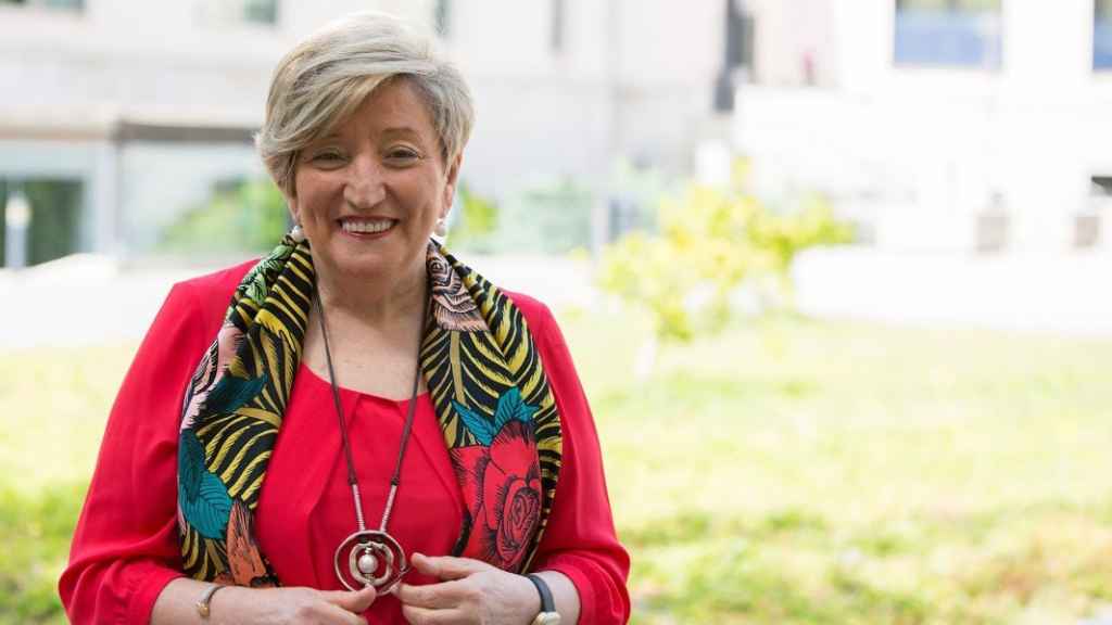La doctora Anna Lluch lleva más de 40 años tratando a pacientes con cáncer de mama.
