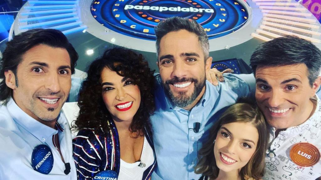 Los nuevos invitados de 'Pasapalabra' junto al presentador Roberto Leal