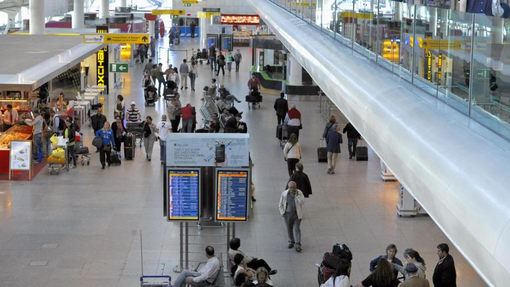 Interior del aeropuerto de Lisboa Humberto Delgado