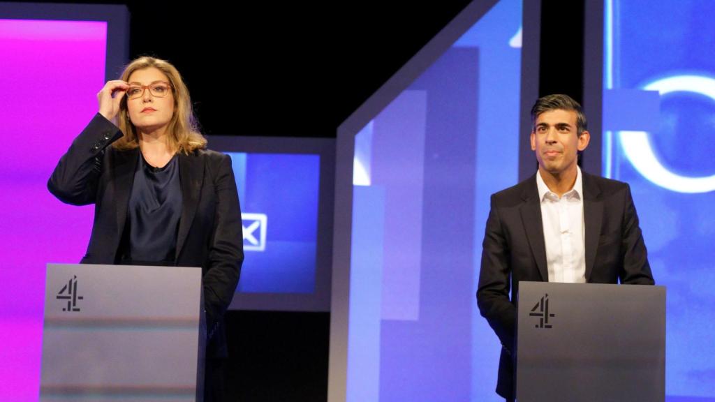Rishi Sunak y Penny Mordaunt durante el debate de las primarias de verano.