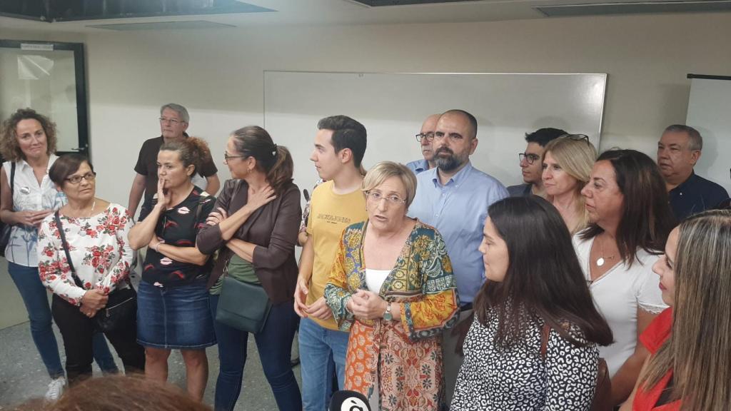 Ana Barceló, centro, después de ganar en las primarias de este domingo.