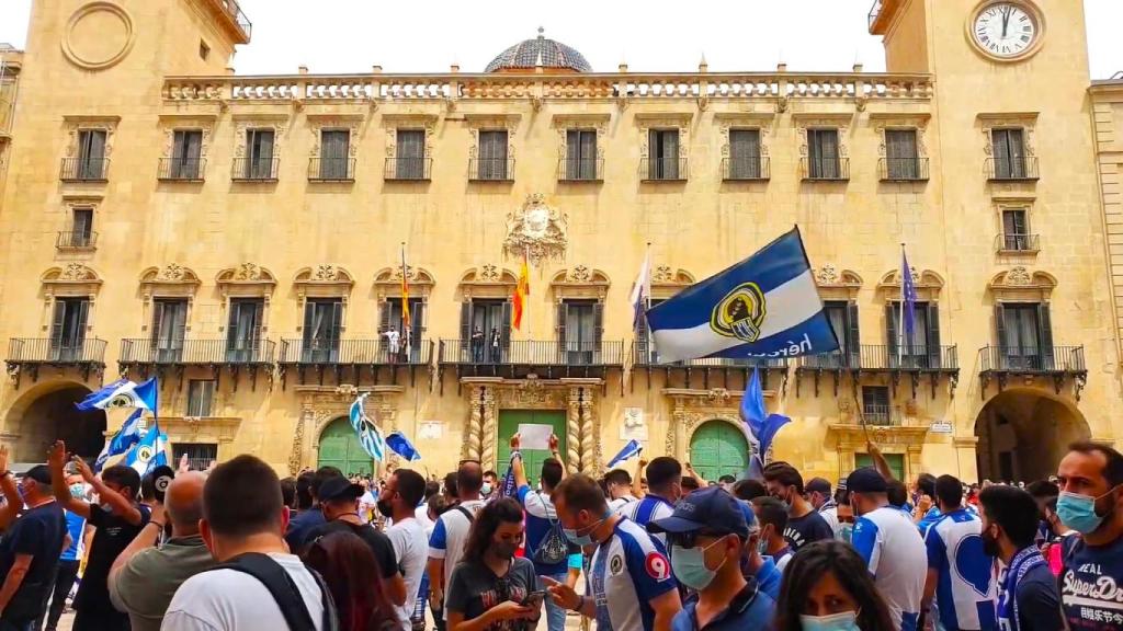 Los seguidores del Hércules, en la plaza del Ayuntamiento de Alicante, en una imagen de 2021.