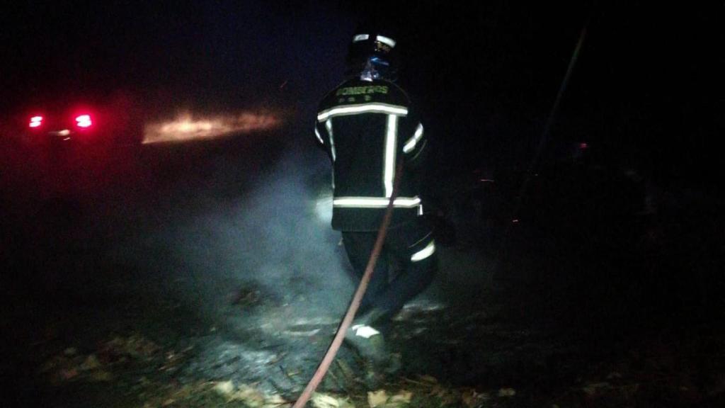 Los Bomberos de la Diputación de Valladolid sofocan el fuego en Tudela de Duero