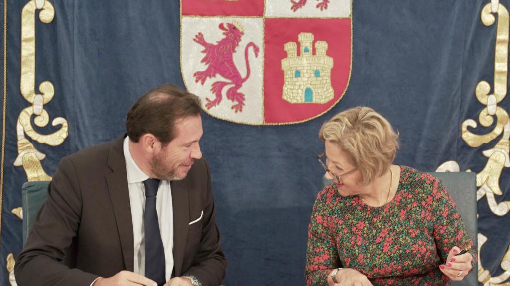 El alcalde de Valladolid, Óscar Puente, y Tara Lindstedt, chief development officer de la empresa empresa InoBat, fabricante de baterías, en la firma de un protocolo y una declaración de intenciones