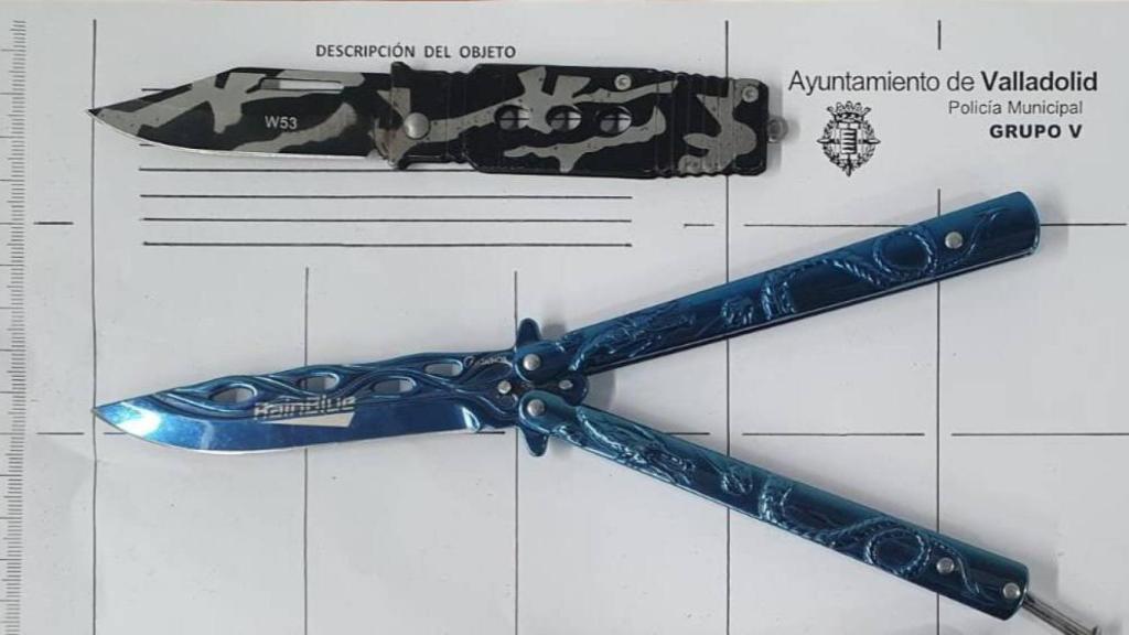 Las dos navajas intervenidas en Villa del Prado
