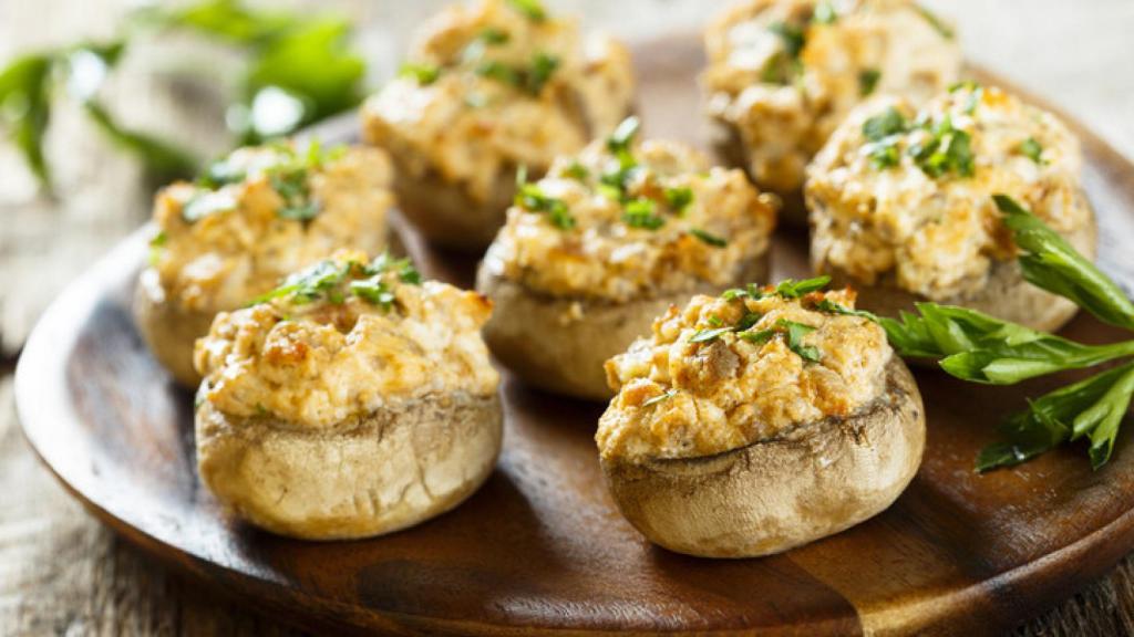 Receta de champiñones rellenos de atún con queso gratinado.