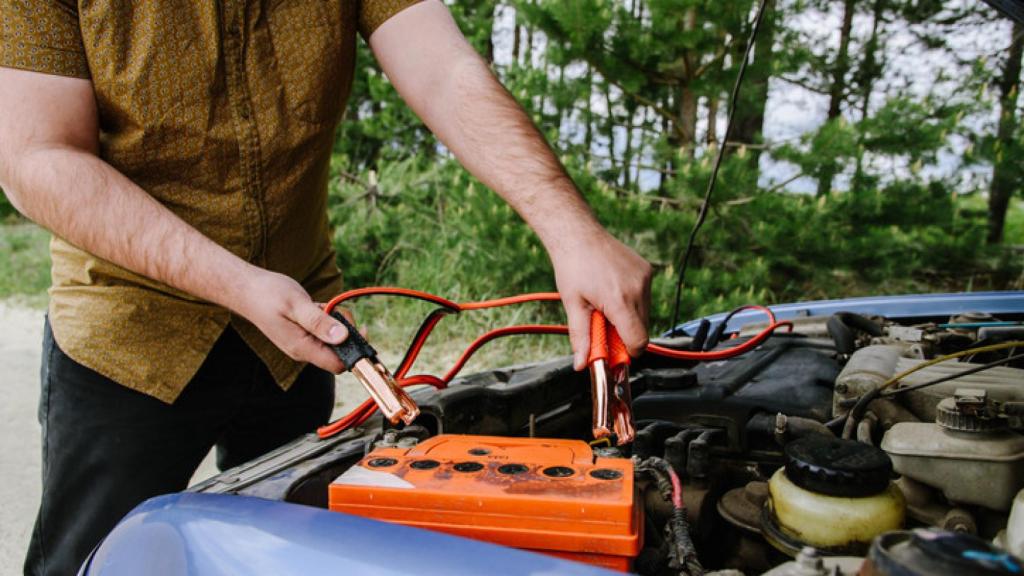 Me quedo sin batería: ¿cómo arranco usando las pinzas?