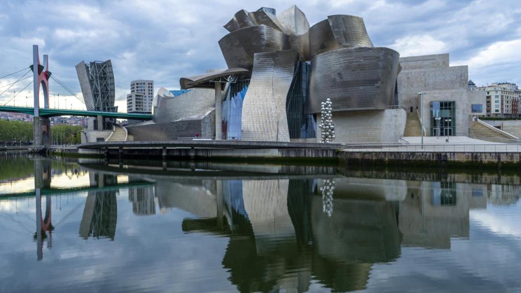 Vista del Museo Guggenheim desde el otro lado de la ría.