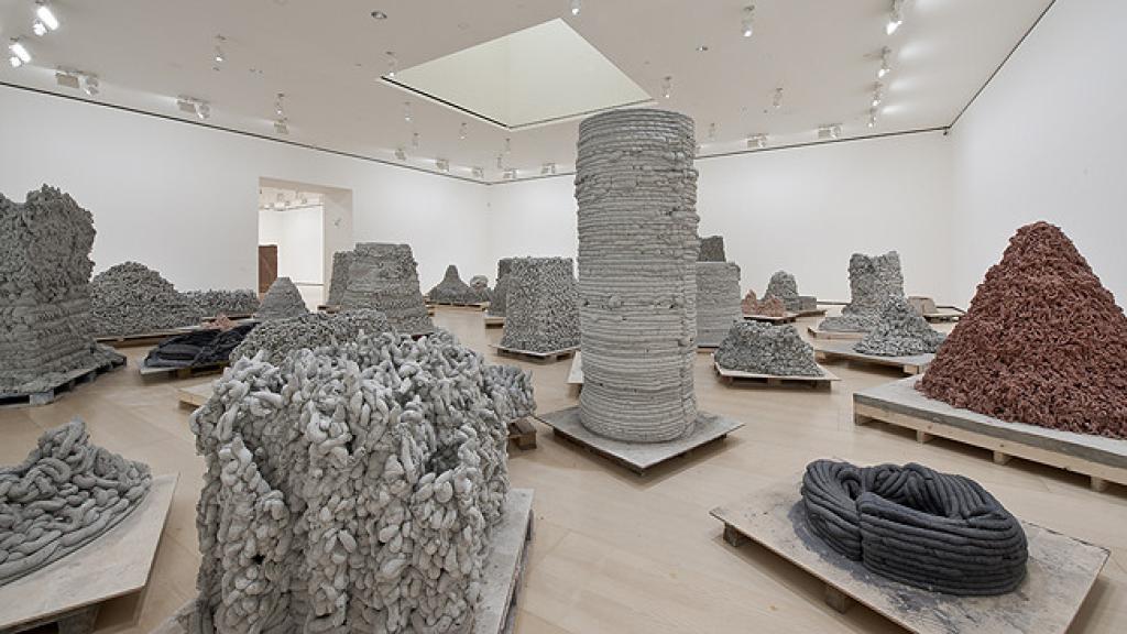 Vista de una de las salas de la retrospectiva de Anish Kapoor en 2010