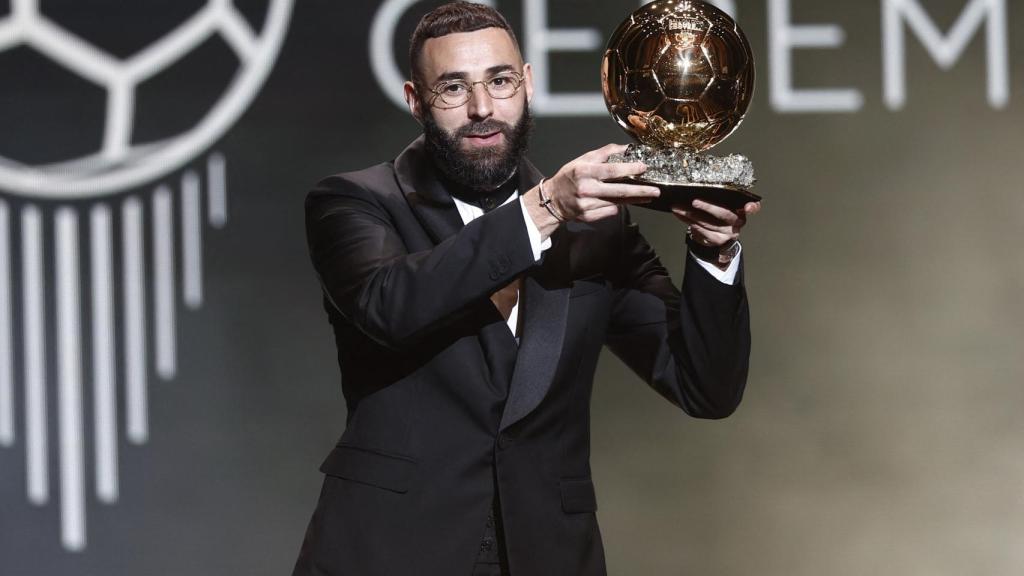 Karim Benzema, con el Balón de Oro 2022