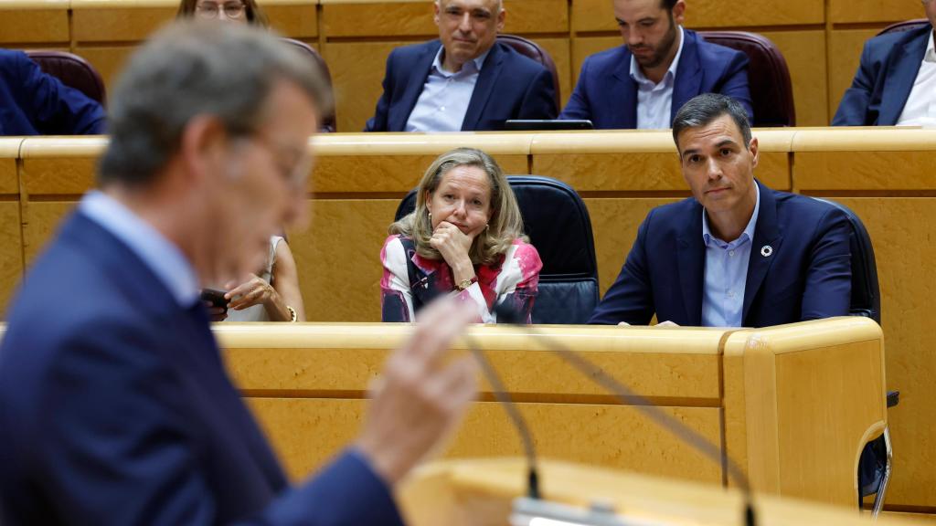 El presidente del Gobierno, Pedro Sánchez (d), y la vicepresidenta primera y ministra de Asuntos Económicos y Transformación Digital, Nadia Calviño (c), escuchan la intervención del líder del PP, Alberto Núñez Feijóo (i), durante el pleno del Senado el pasado 6 de septiembre,