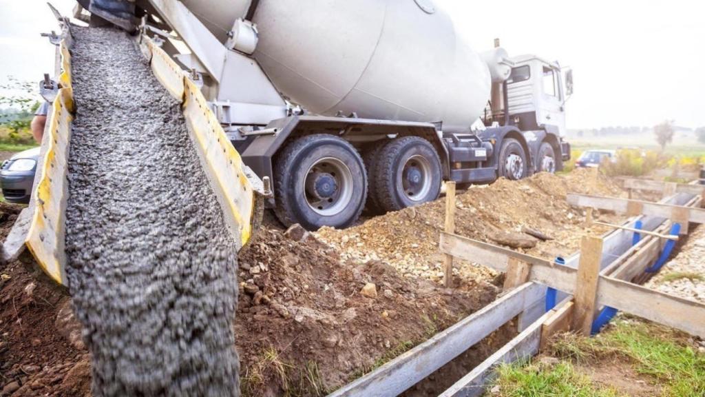 Un camión descarga hormigón.