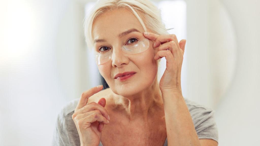 Una mujer cuidándose la piel.