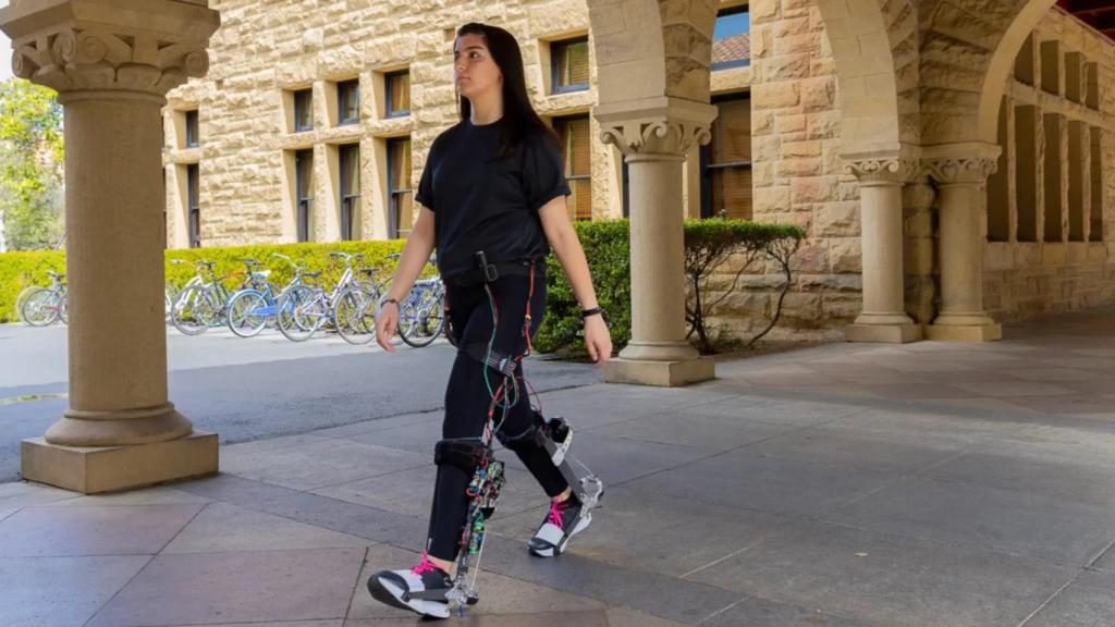 Una chica con las botas robóticas.