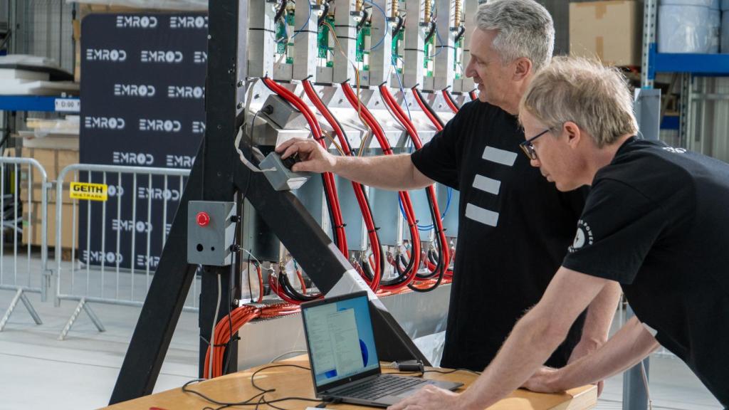 Técnicos de Emrod en la demostración