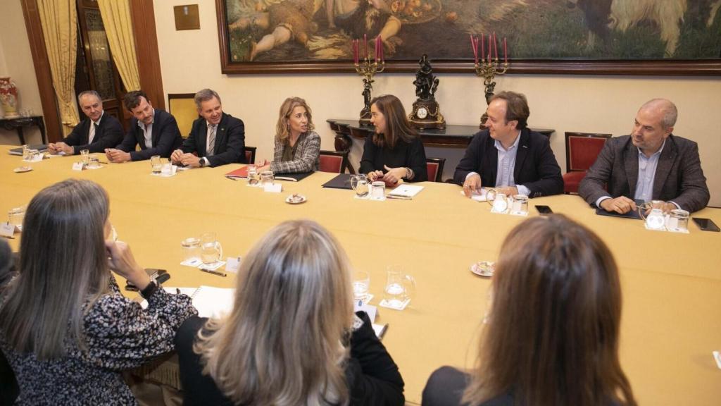Encuentro de la alcaldesa de A Coruña con la ministra de Transportes.