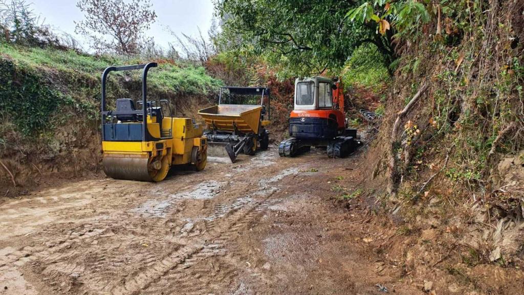 Obras en el camino de A Pedreira en Leiro, Miño (A Coruña)