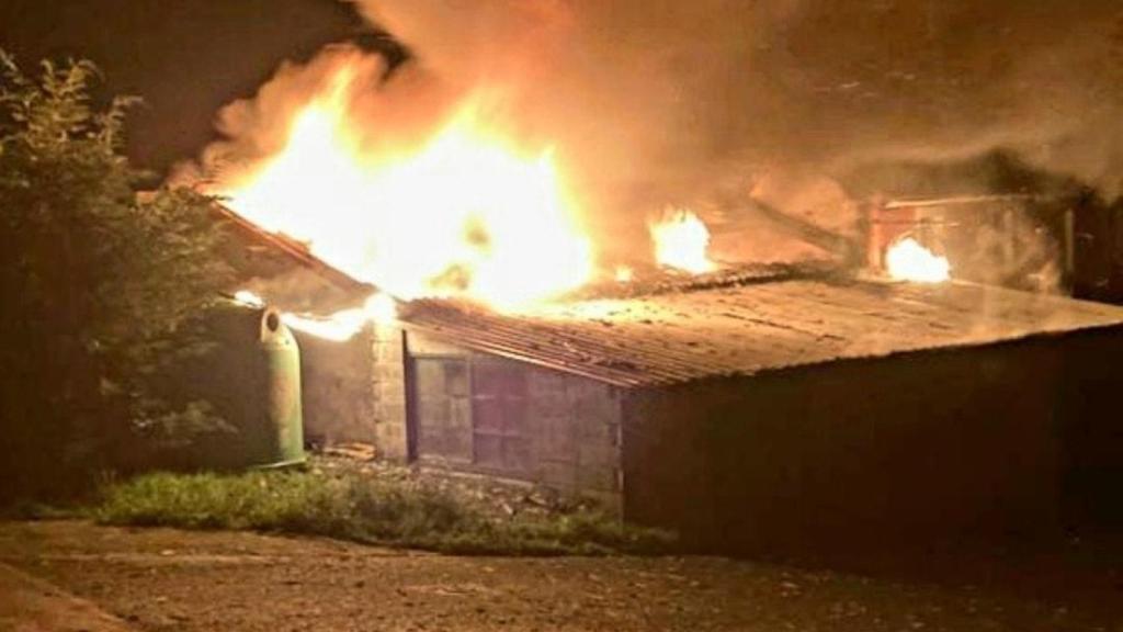 Imagen del almacén anexo en llamas