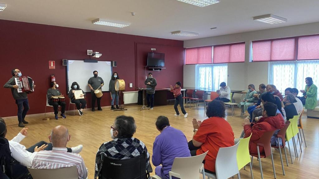 Usuarios del centro naronés disfrutando del concierto esta mañana