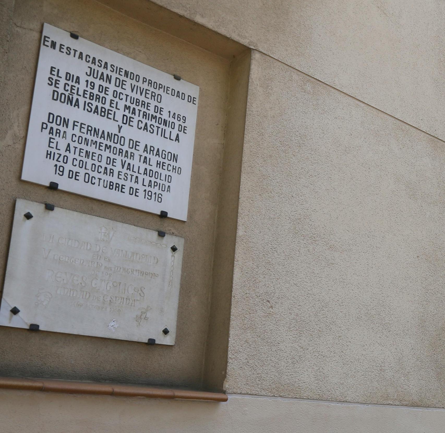 Placa que recuerda el enlace en el Palacio de los Vivero.