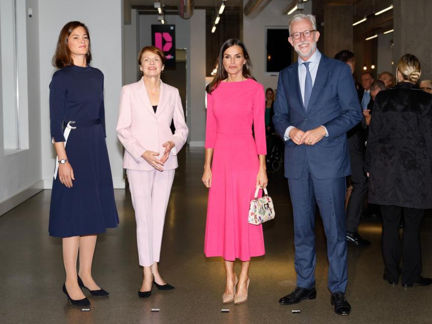 La reina Letizia junto a Elke Büdenbender en Berlín este martes.