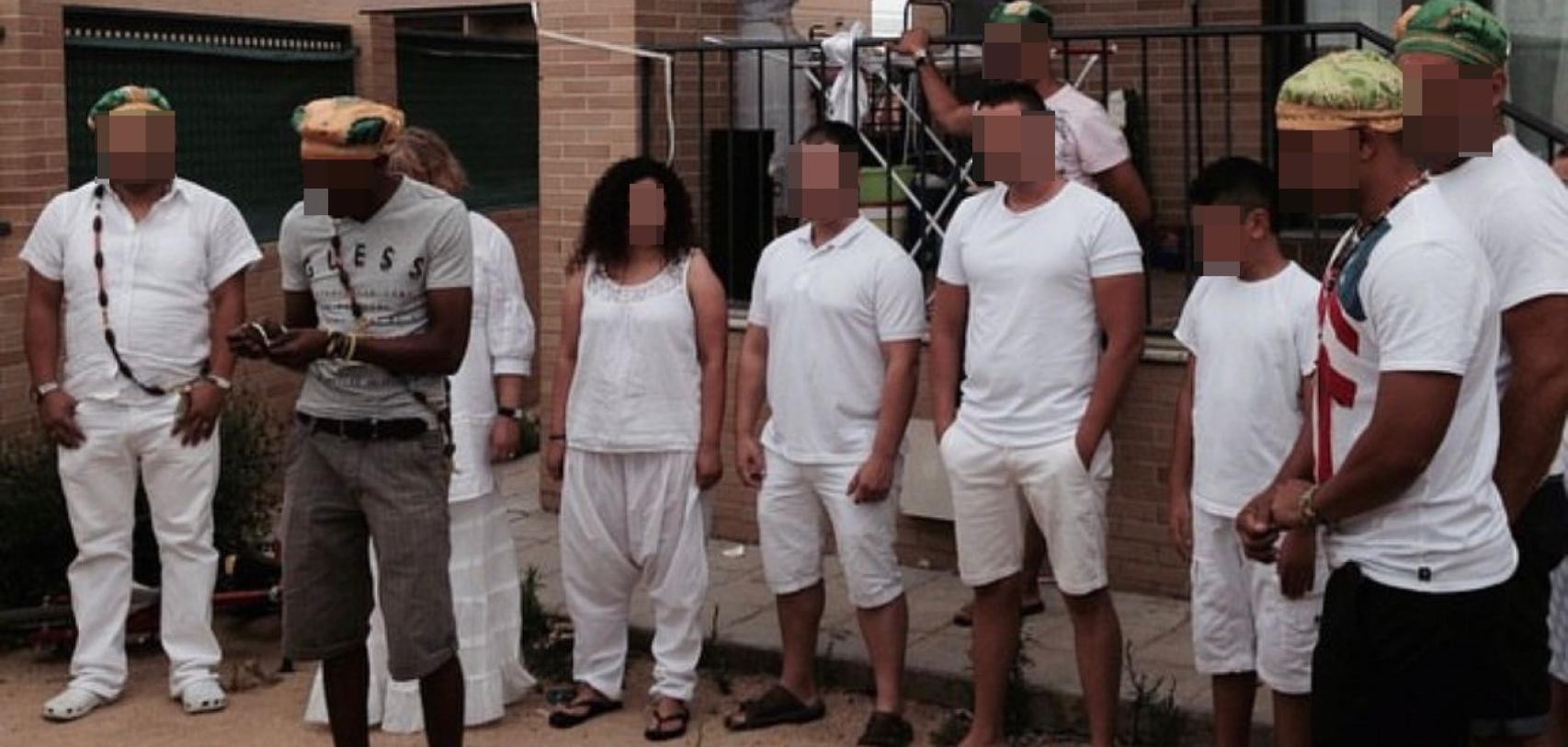 Varios asistentes a uno de los rituales, todos vestidos de blanco salvo el supuesto líder.