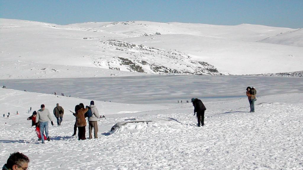La Laguna de los Peces rodeada de nieve