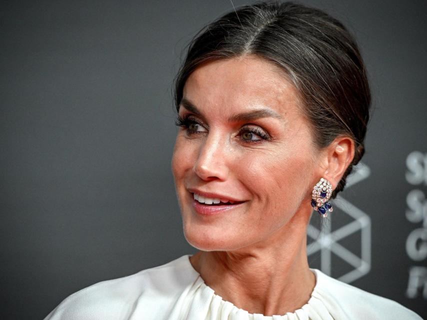 Detalle del primer plano de los pendientes de Letizia.