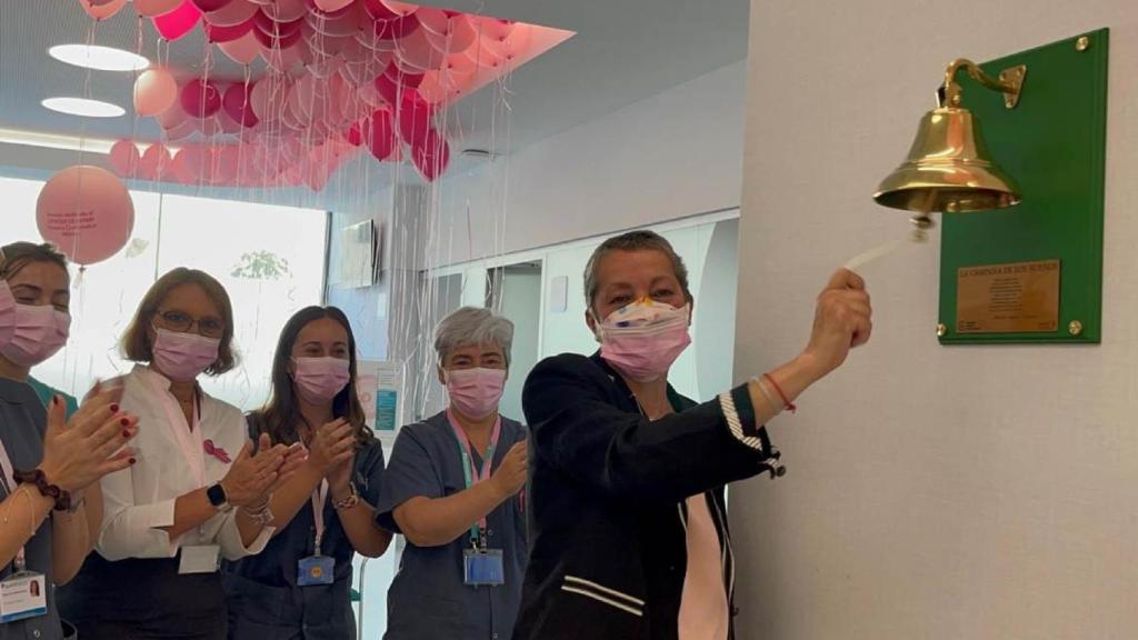 María Jesús, con parte del equipo médico.