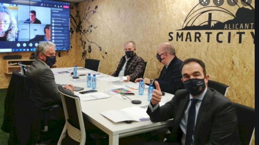 El concejal Antonio Peral, en una reunión de 'Alicante Smat City'.