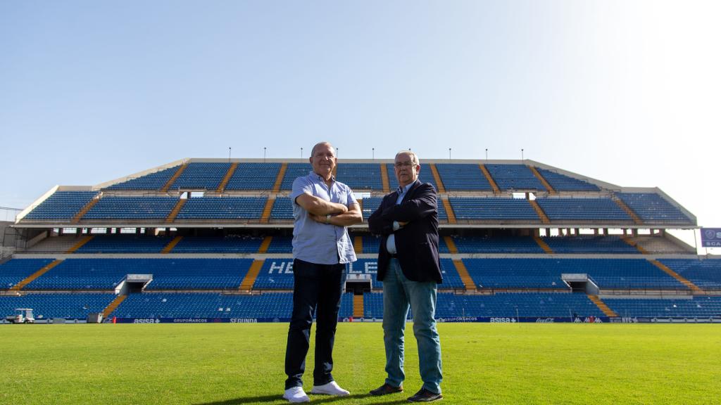 Manolo Jiménez y Quique Hernández, en el estadio José Rico Pérez.