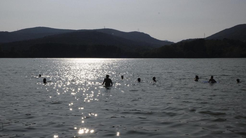 Bañistas en el Lago Carucedo (León)
