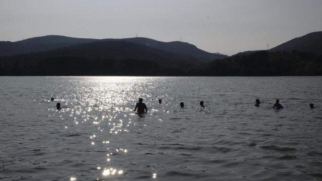 Bañistas en el Lago Carucedo (León)