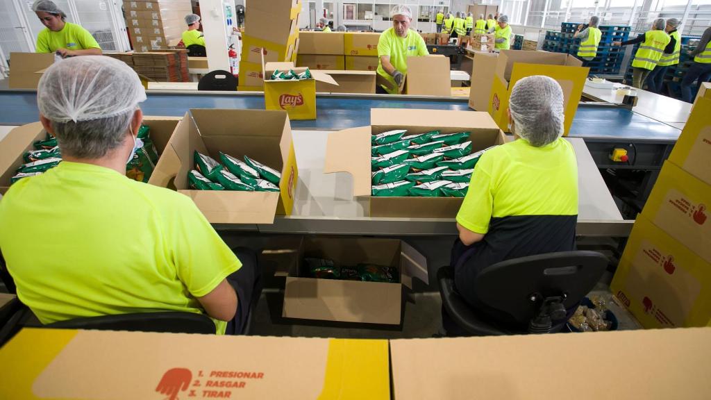 Operarios trabajan en una fábrica de Burgos