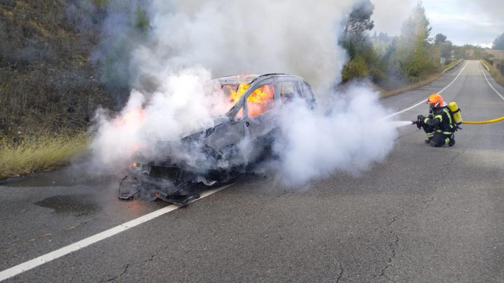 Vehículo calcinado en la provincia de León