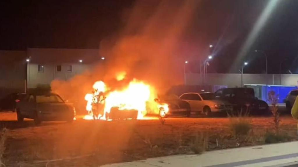 Imagen del fuego en los tres vehículos