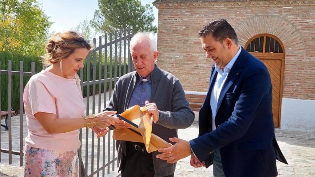 Esther del Brío, Catedrática de Economía financiera y emprendimiento en la Universidad de Salamanca, dona un grabado de Santa Teresa a la parroquia de Fresno el Viejo